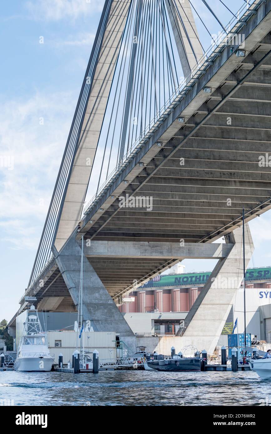 Einer der Türme der achtspurigen Anzac Bridge in Pyrmont, Sydney, Australien, zeigt seine massiven Stahlseile Stockfoto