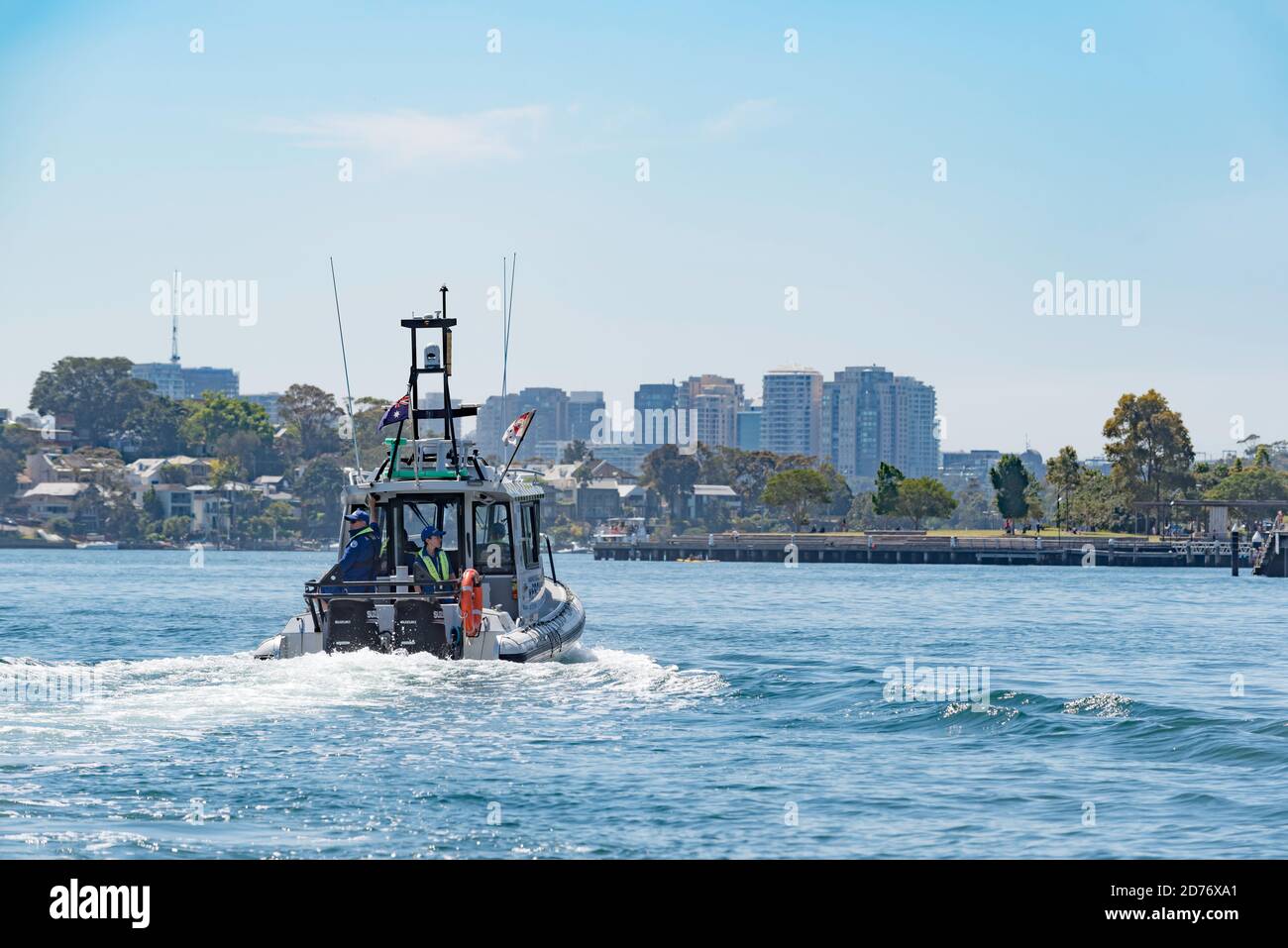 Ein ehrenamtliches Rettungsboot patrouilliert in der Nähe des Barangaroo Reserve im Hafen von Sydney, Australien Stockfoto