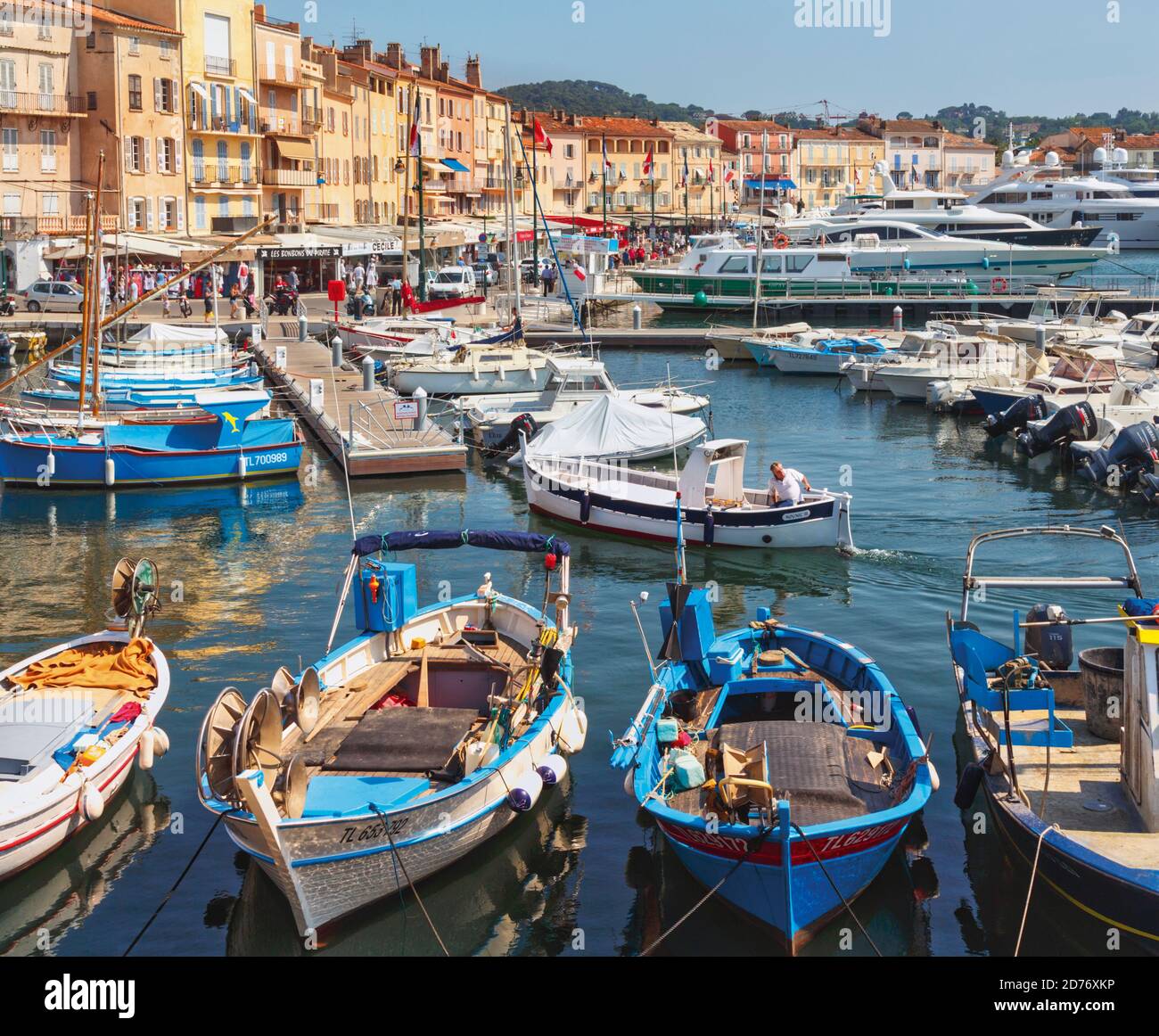 Saint-Tropez, Cote d'Azur, Französische Riviera, Provence, Frankreich. Hafen, Uferpromenade, Promenade. Stockfoto