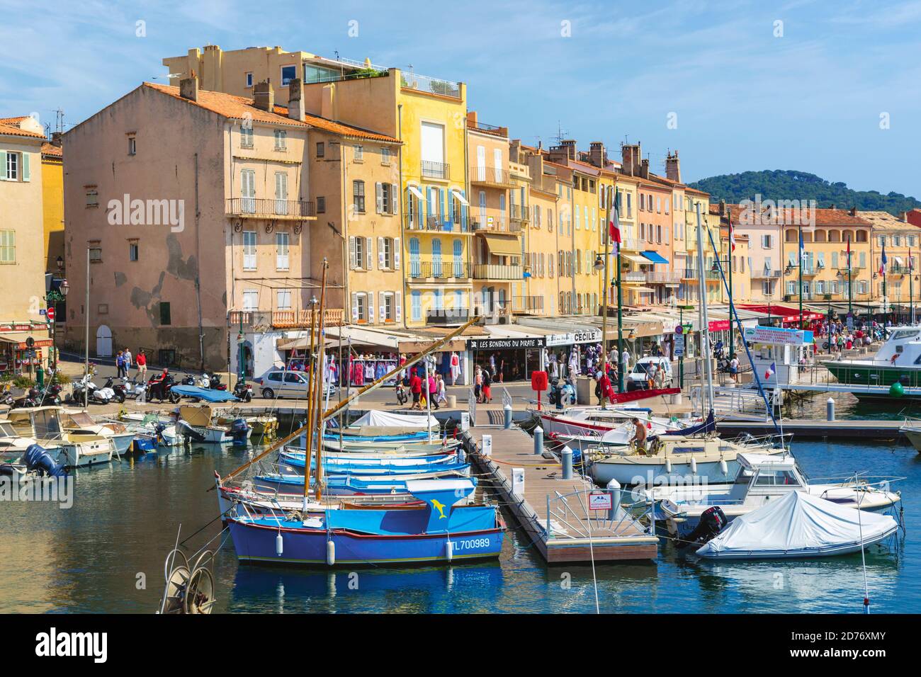 Saint-Tropez, Cote d'Azur, Französische Riviera, Provence, Frankreich. Hafen, Uferpromenade, Promenade. Stockfoto
