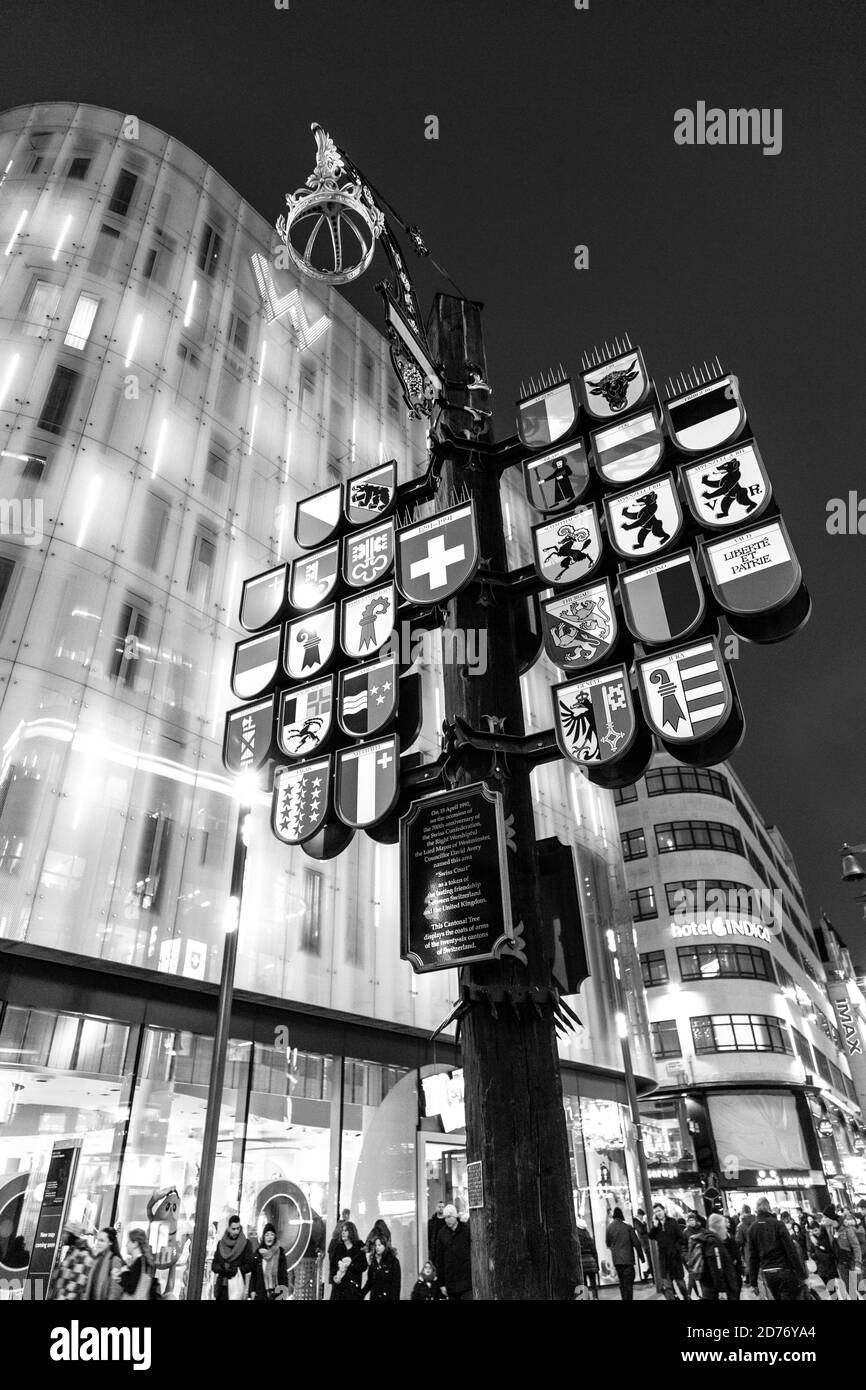 Kantonalen Baum zeigt das Wappen der 26 Kantone der Schweiz, Leicester Square, London, UK Stockfoto