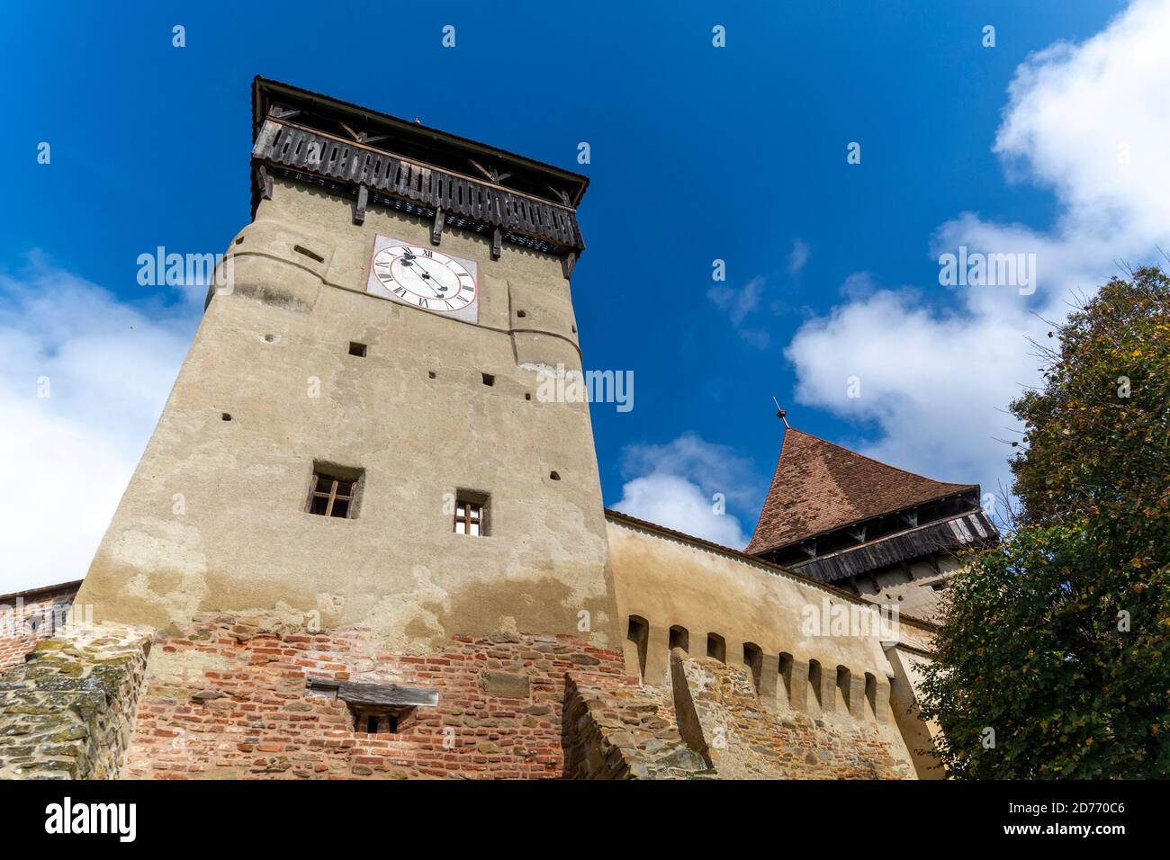 Befestigte mittelalterliche sächsische evangelische Kirche im Dorf Alma VII (Almen in Deutsch) Siebenbürgen, Rumänien Stockfoto