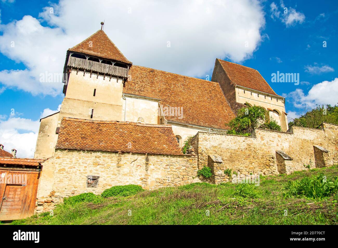 Befestigte mittelalterliche sächsische evangelische Kirche im Dorf Copsa Mare, Siebenbürgen, Rumänien Stockfoto