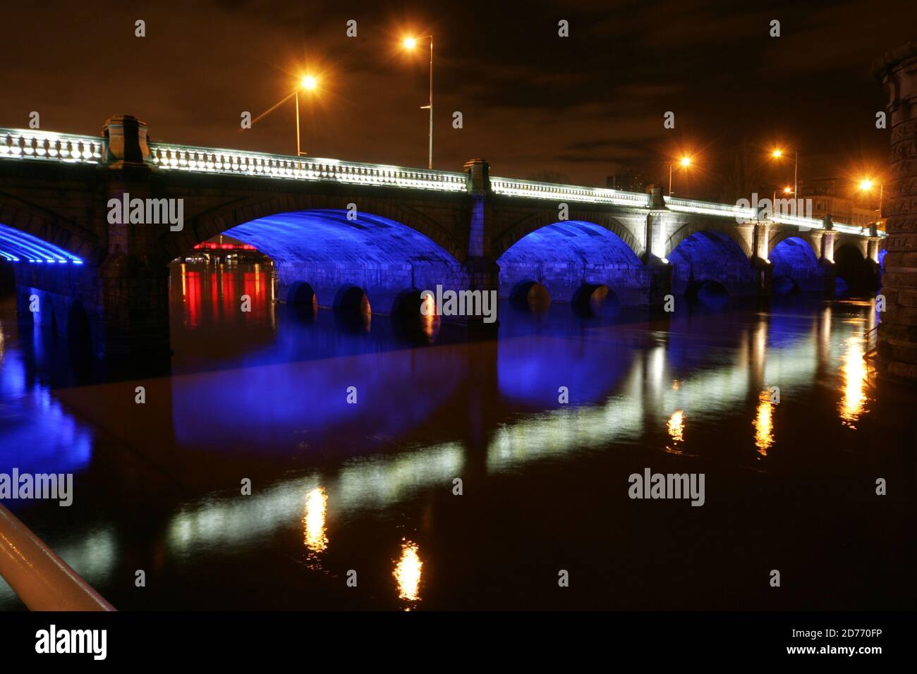 Glasgow, Schottland, Großbritannien... Brücken über den Fluss Clyde bei Nacht ist die George V Bridge eine dreigewölbte Straßenbrücke über den Fluss Clyde im Stadtzentrum von Glasgow, Schottland, benannt nach König George V. die Brücke wurde von Glasgow City Engineer Thomas Somers entworfen und von Melville Dundas & Whitson gebaut. Es verbindet den südseitigen Tradeston Bereich mit der Oswald Straße in der Innenstadt. Stockfoto