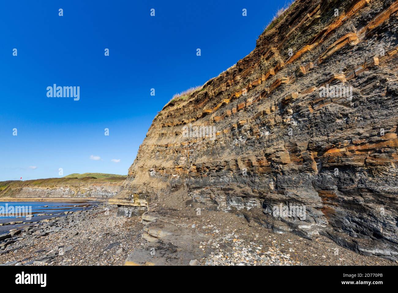 Die instabilen, fossil reichen Schlammsteine und Schieferschichten in den Klippen von Kimmeridge Bay an der Jurassic Coast, Dorset, England Stockfoto