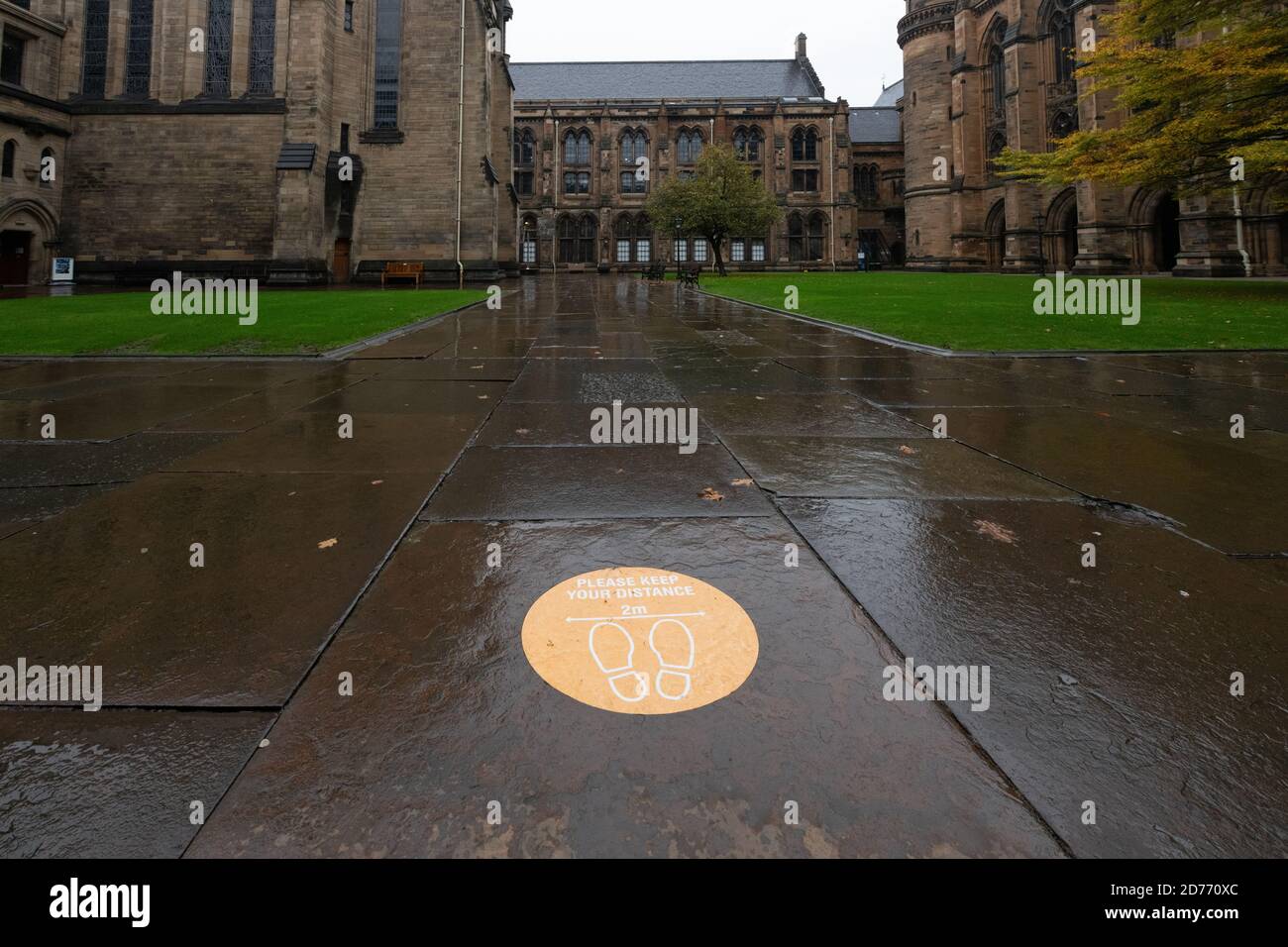 2m soziales Distanzierungszeichen in einer fast verlassenen Glasgow University während der Coronavirus-Pandemie 2020, Schottland, Großbritannien Stockfoto