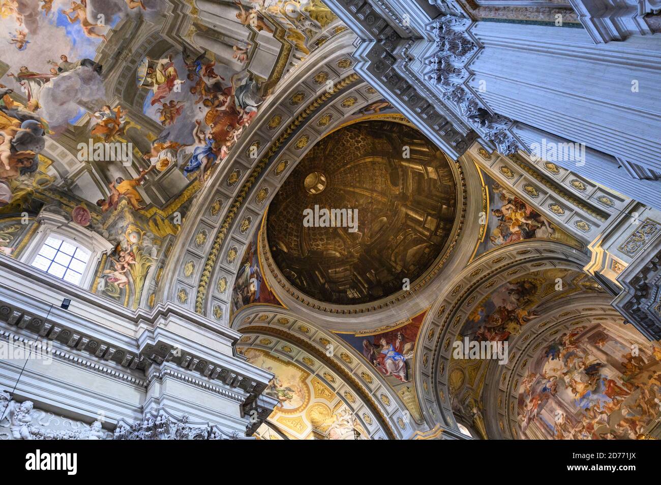 Rom. Italien. Innenraum der Kirche des heiligen Ignatius von Loyola auf dem Campus Martius (1626 - 1650). Trompe l'œil falsche Kuppel. Chiesa di Sant'Ignazio di Loyo Stockfoto