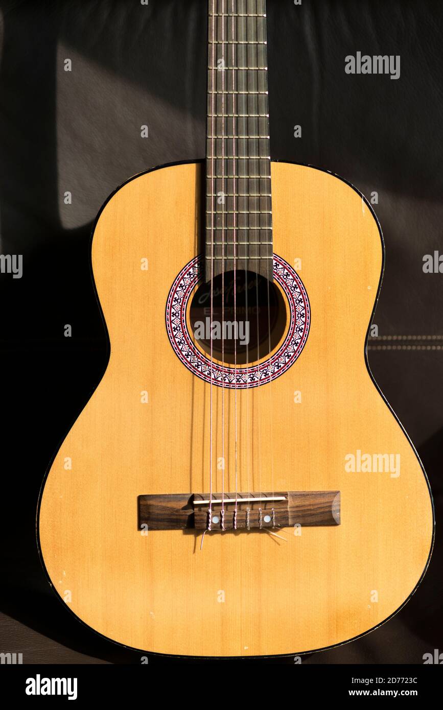 6-saitige Akustikgitarre Stockfoto