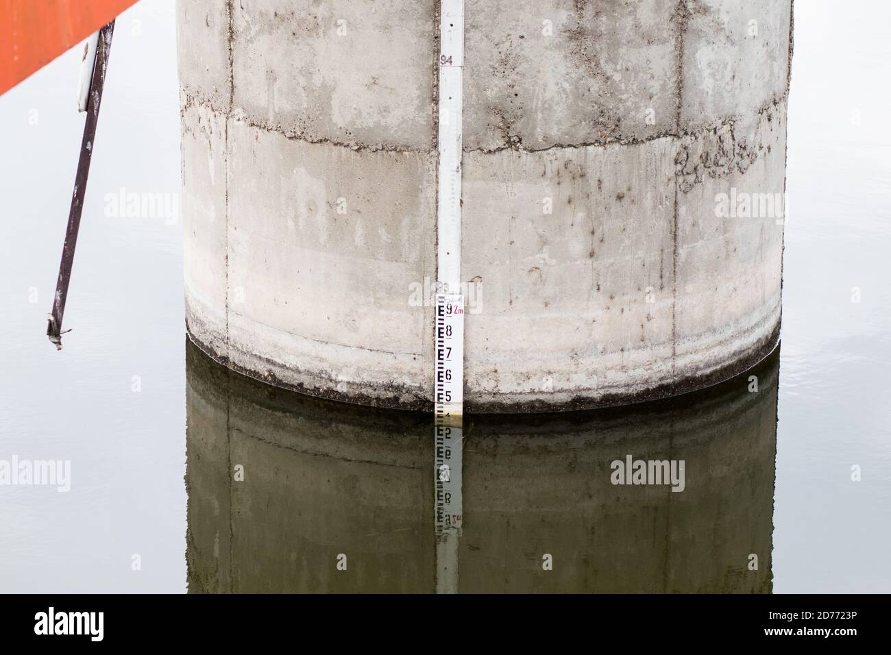 Wasserstaumessung. Wasserstandsanzeige. Stockfoto