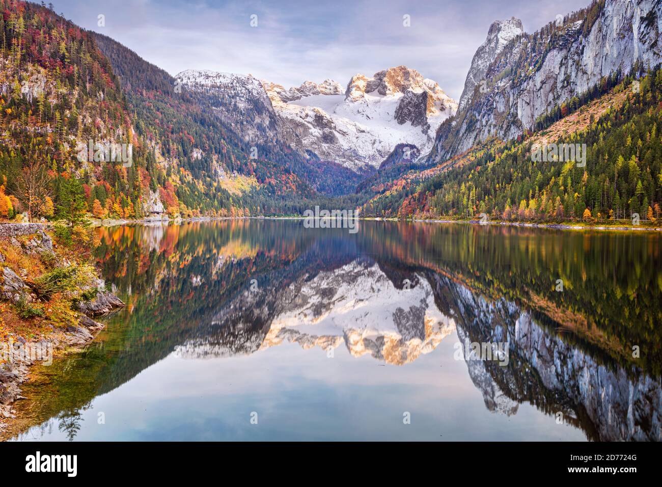 Gosauer See, Österreich. Landschaftsbild des Gosauer Sees, Österreich in den europäischen Alpen bei Herbstuntergang. Stockfoto
