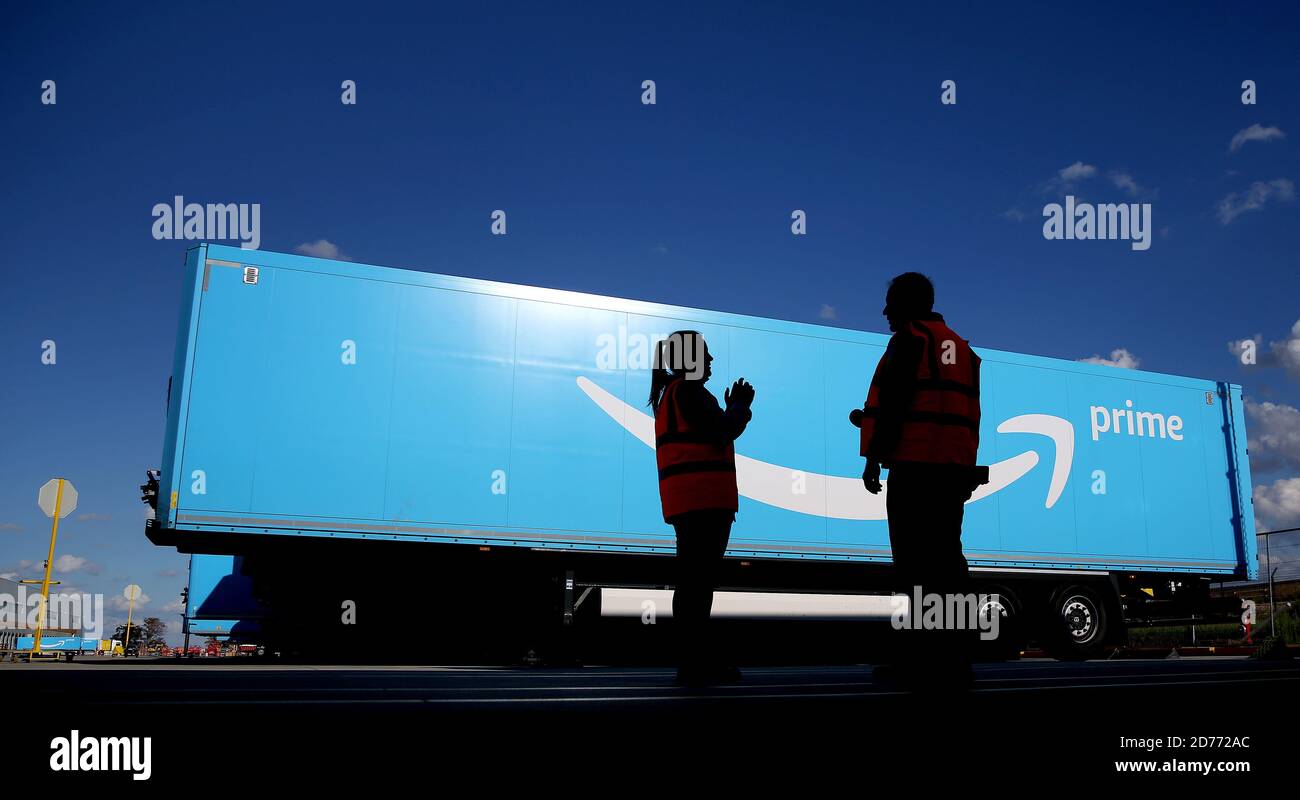 Osterweddingen, Deutschland. September 2020. Auf dem Gelände des neuen  Amazon-Logistikzentrums steht ein LKW-Anhänger mit Amazon-Prime-Logo.  Quelle: Ronny Hartmann/dpa-Zentralbild/ZB/dpa/Alamy Live News  Stockfotografie - Alamy