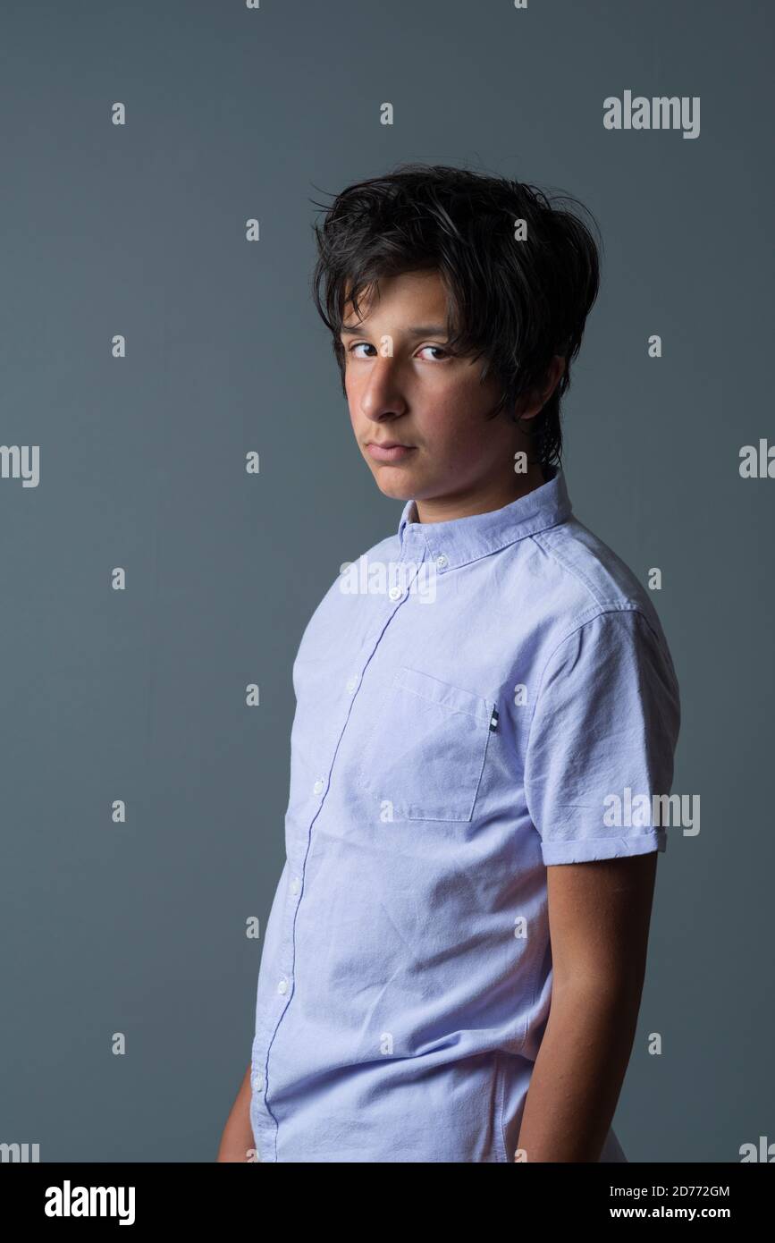 Moody italienischer Teenager, Alter 12-13 Jahre, Studioaufnahme Stockfoto