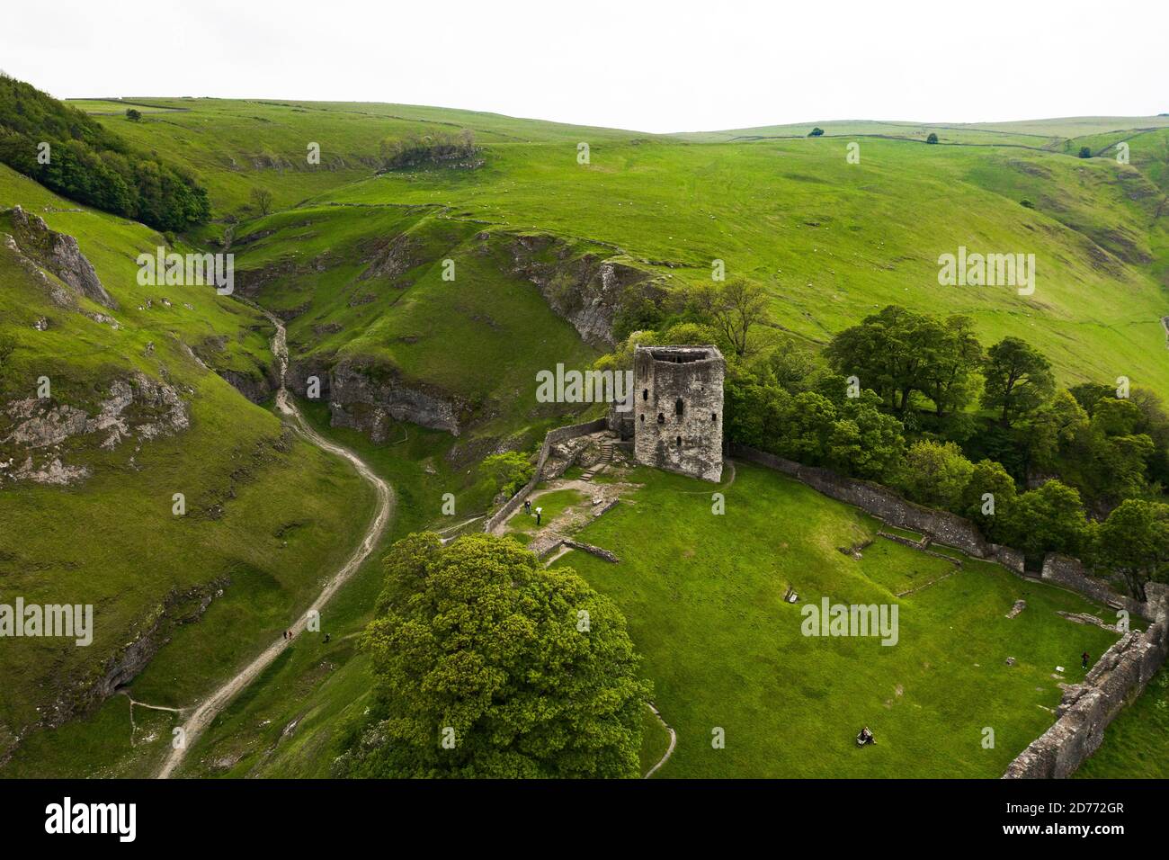 Luftaufnahme wtih schöne grüne Landschaft von Cave Dale Kalkstein tiefe Tal Landschaft natürliche Wanderweg Steep Rocks Narrow Pass Staffordshire, D Stockfoto