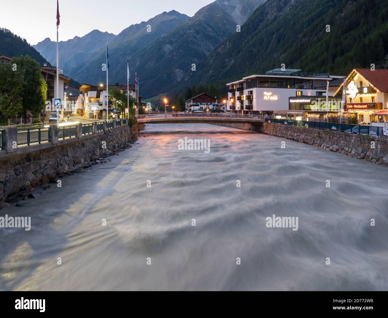 Blick auf das Dorf und die Ötztaler Ache am Abend in Sölden, Tirol, Österreich Stockfoto