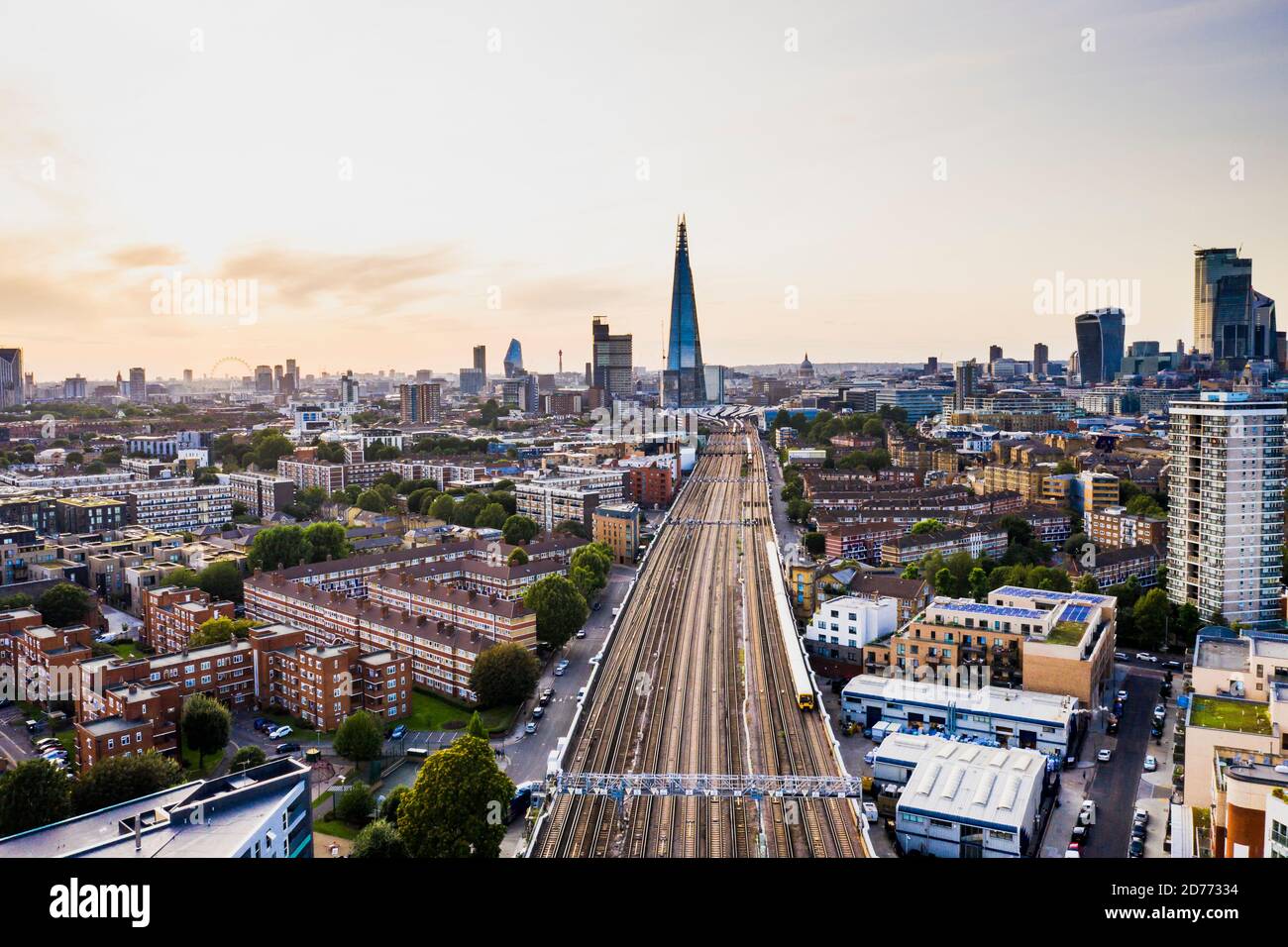 London, Vereinigtes Königreich - August 20 2019: Luftaufnahme der Londoner Stadtlandschaft The Shard Tower Building, uk england London Bridge Rail Station Stockfoto