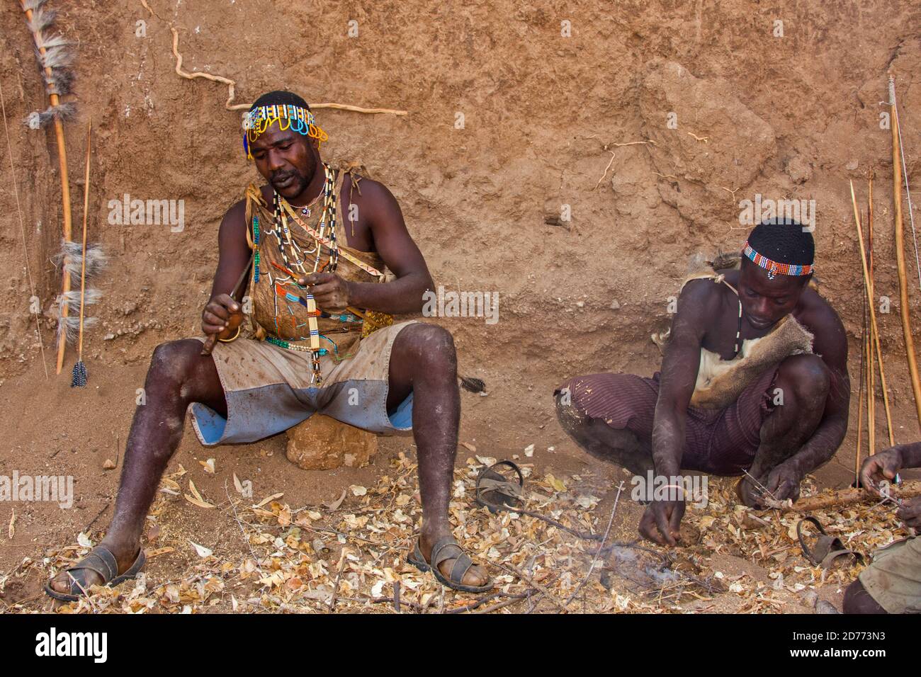 Hadza Männer Vorbereitung der Pfeile vor einer Jagd Expedition. Die Hadza, oder Hadzabe, sind eine kleine ethnische Gruppe in Nord-Zentral-tansania, leben um L Stockfoto