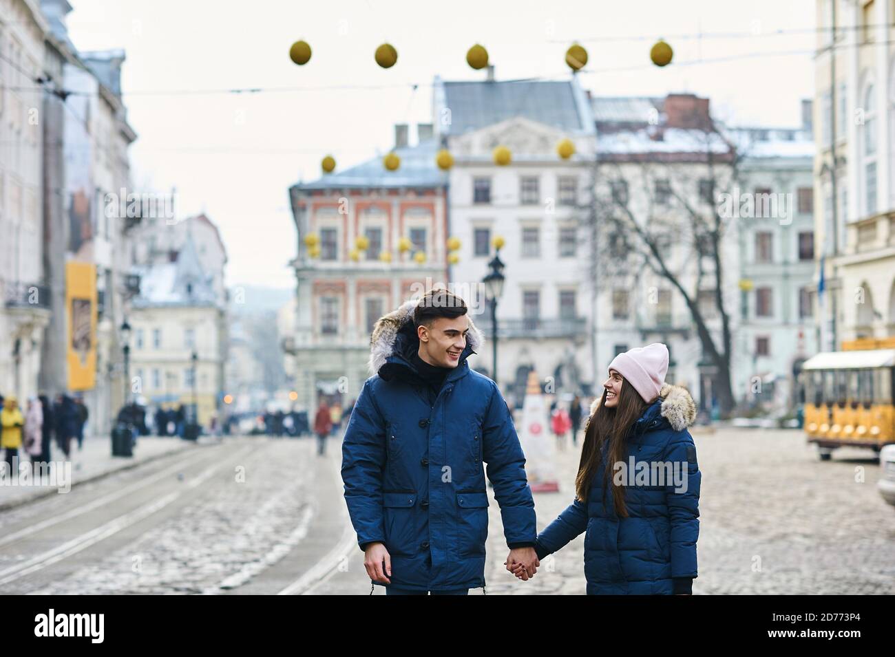 Ein trendiges junges Paar spaziert zur weihnachtszeit in der Stadt Stockfoto