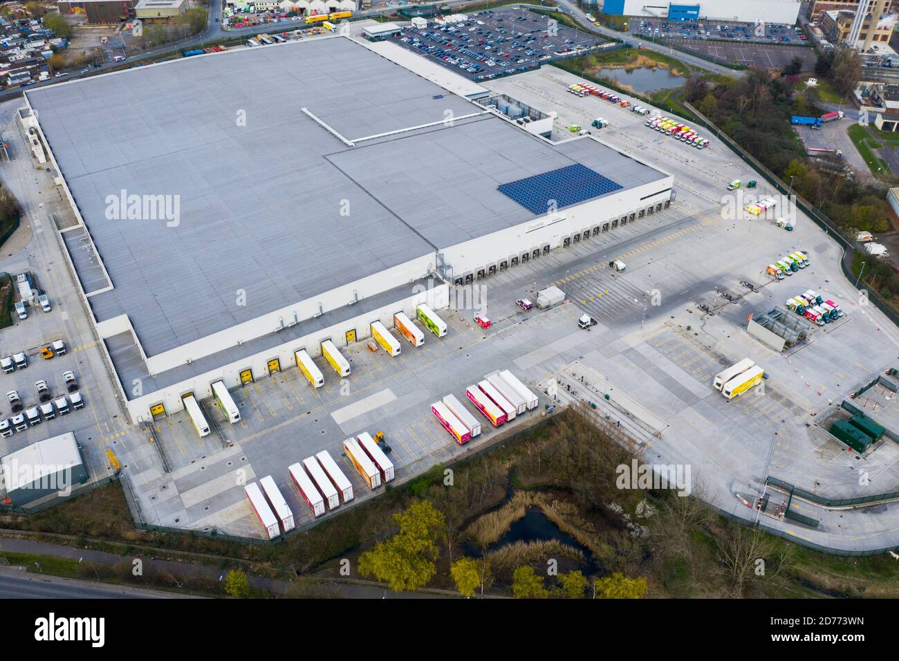 London, Vereinigtes Königreich - August 01 2019: Luftaufnahme des Ocado Food Logistics Center Lagerhauses Stockfoto