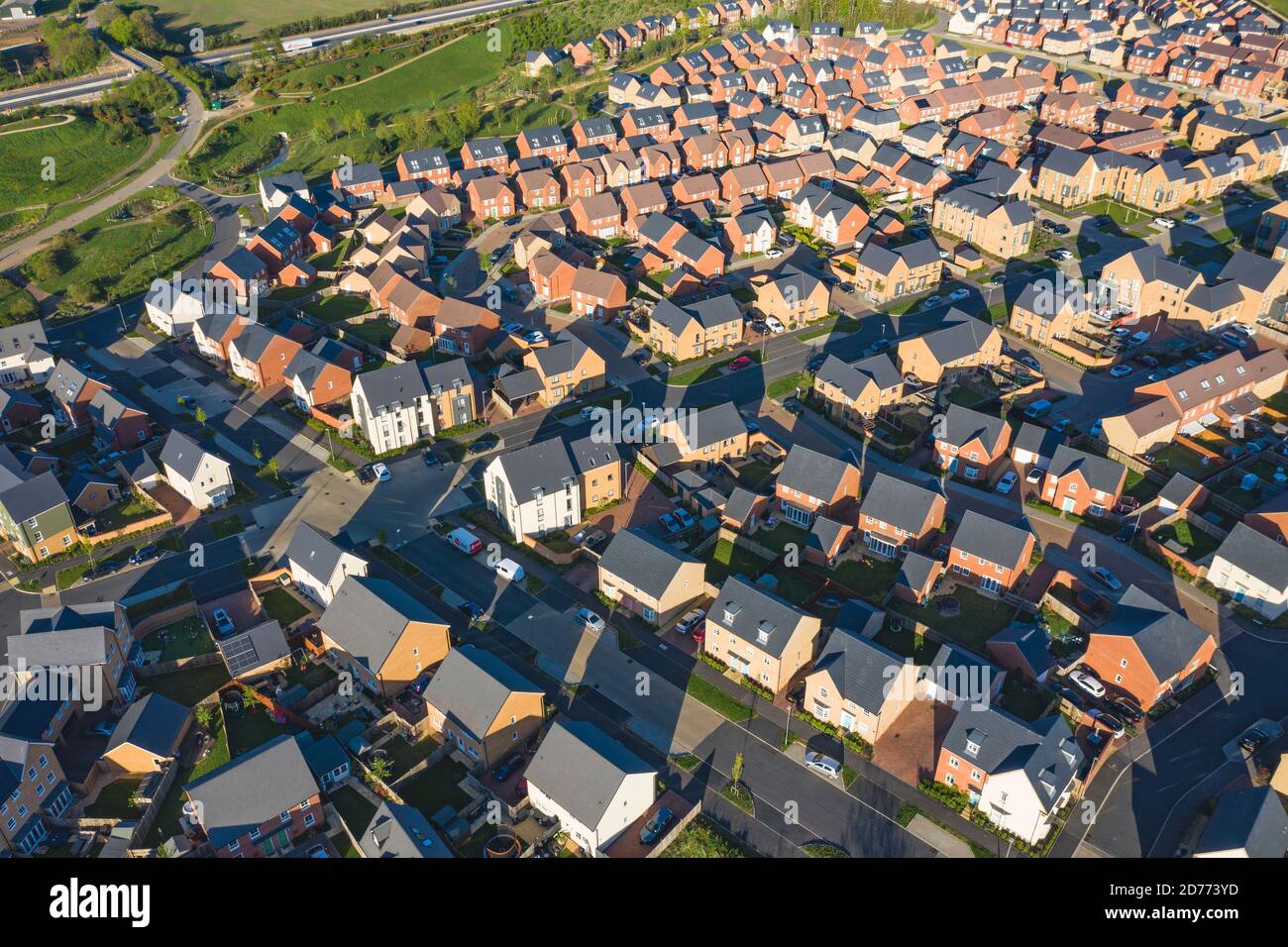 Milton Keynes, Vereinigtes Königreich - April 19 2020: Luftaufnahme des britischen Hauses neu gebaute Immobilien Entwicklung Masterplan Landschaft in England, Stockfoto