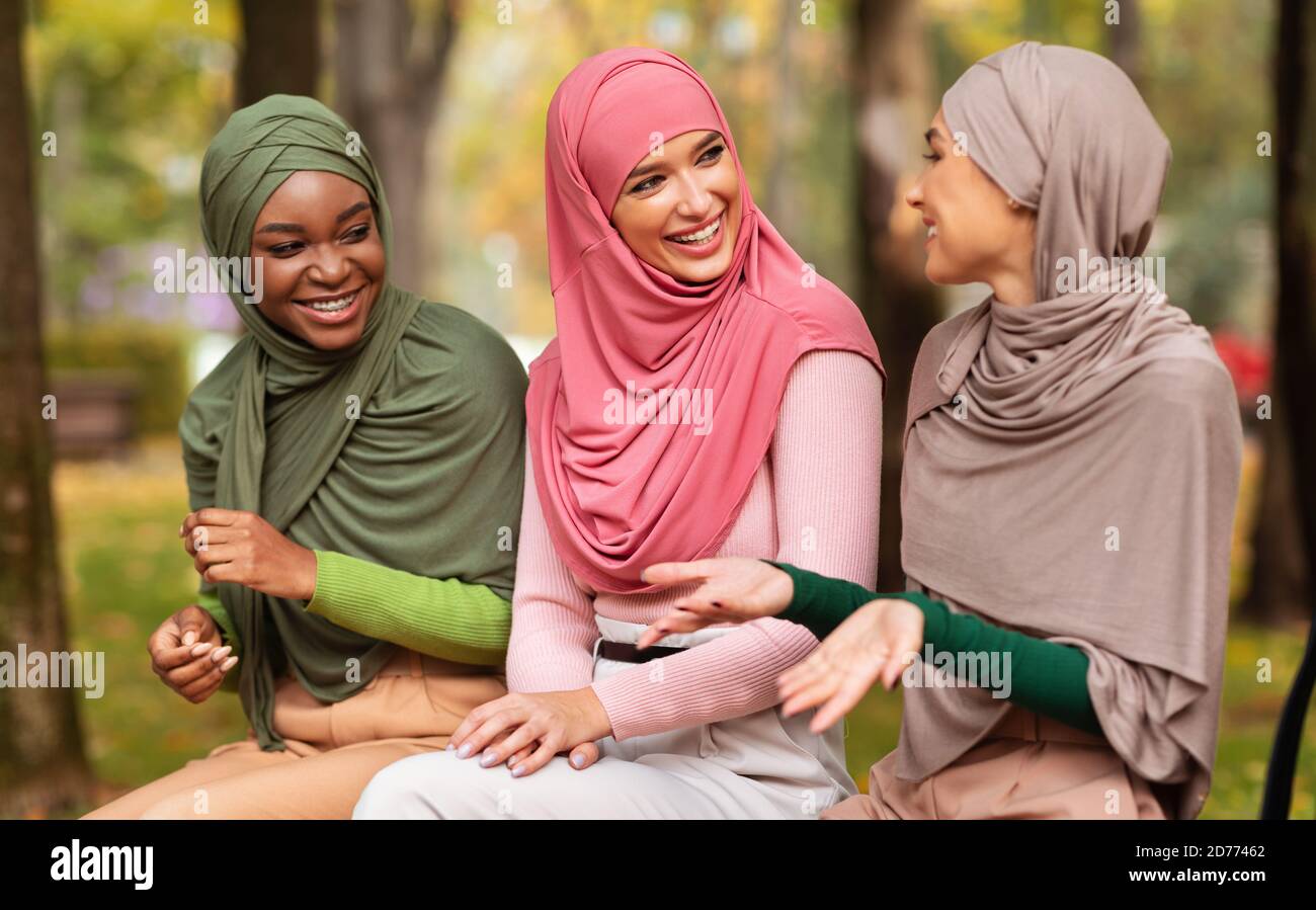 Drei Arabische Damen Sprechen Auf Der Bank Im City Park Sitzen Stockfoto