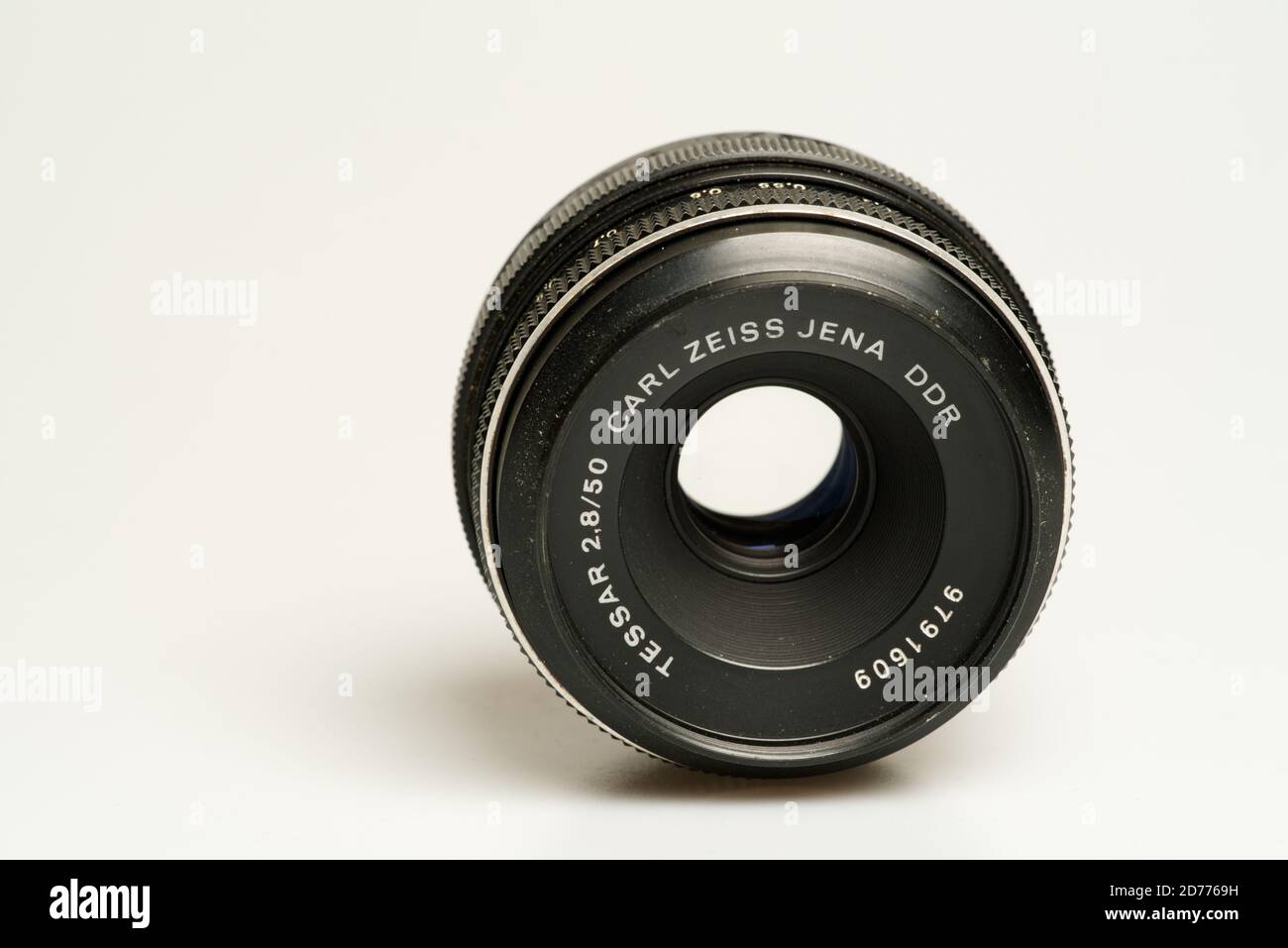 Carl Zeiss Jena DDR 50 mm f2,8 Tessar Objektiv aufliegend Weißer Tisch Stockfoto