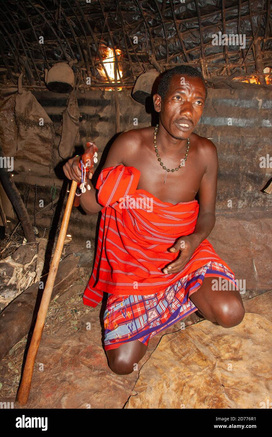 Junger Mann aus dem Stamm der Samburu. Die Samburu sind ein nilotisches Volk aus Nord-Zentral-Kenia. Samburu sind semi-nomadische Viehzüchter, die hauptsächlich Rinder herden Stockfoto