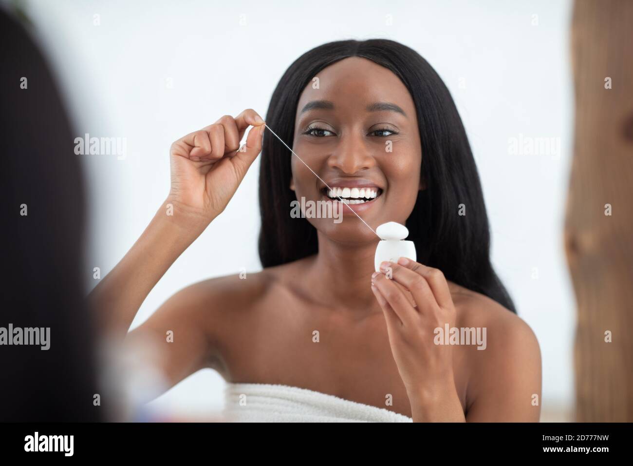 Morgens Zahnpflege nach der Dusche zu Hause und Alltag Verfahren Stockfoto