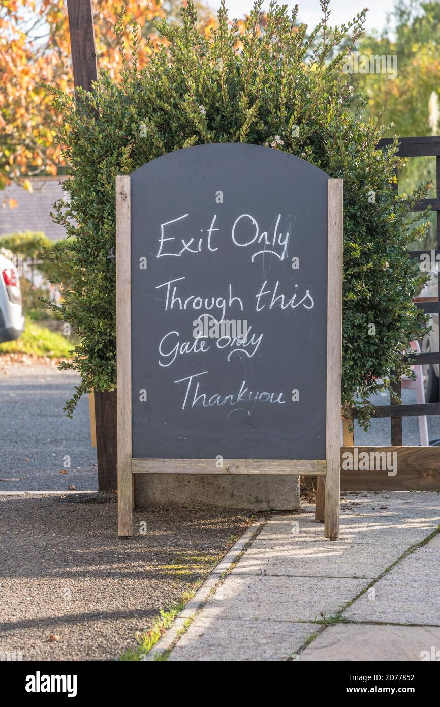 Neues Sicherheitsverfahren für Pub-Kunden in Großbritannien nach der Covid-Sperre. AUSSTIEG nur Schild in Pub Biergarten als Teil der neuen Sicherheitsroutine. Großbritannien nach dem Aufgeben. Stockfoto