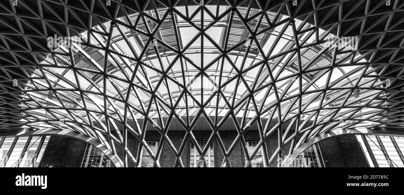 Schwarz-Weiß-Panoramabild des Stationsdachs King Cross Stockfoto
