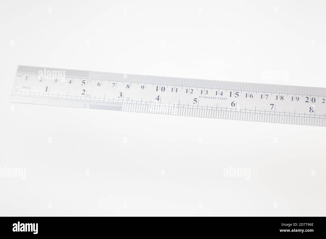 Lineal mit Zoll und Zentimetern auf Weiß Stockfoto