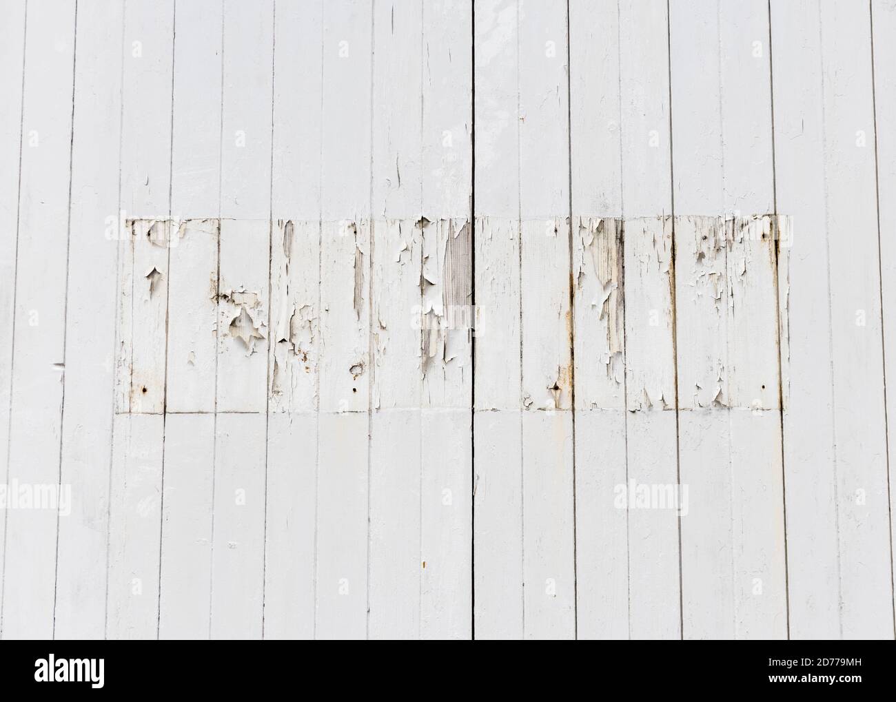 Weißer Zaun, bei dem die Beschilderung entfernt wurde und die Lackierung freiliegt. Für UK Covid 19 Geschäftsschließungen, Covid Retail Casualty. Stockfoto