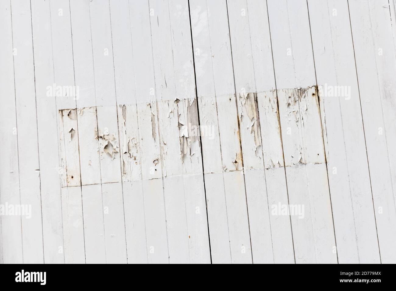 Weißer Zaun, bei dem die Beschilderung entfernt wurde und die Lackierung freiliegt. Für UK Covid 19 Geschäftsschließungen, Covid Retail Casualty. Stockfoto