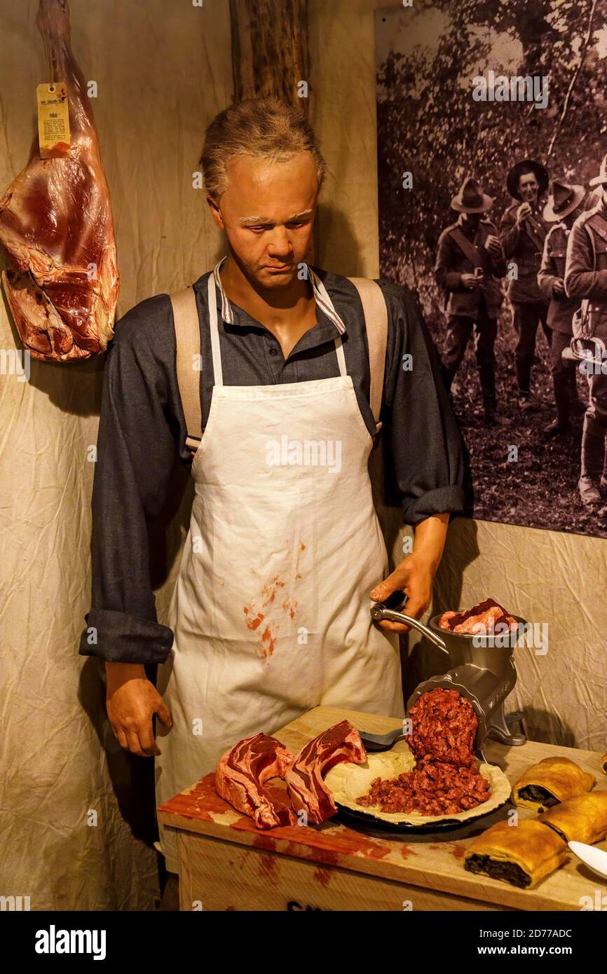 National Army Museum in Waiouru, Nordinsel, Neuseeland. Das Display zeigt, wie ein Schlachtfeld-Koch während des 1. Weltkriegs Fleisch für die Soldaten zubereitet. Stockfoto