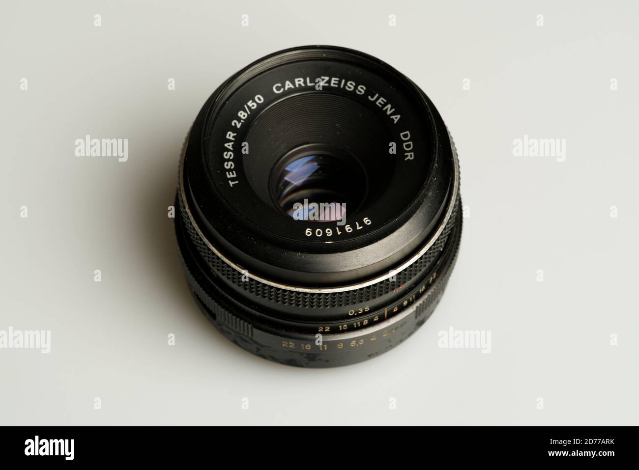 Carl Zeiss Jena DDR 50 mm f2,8 Tessar Objektiv aufliegend Weißer Tisch Stockfoto