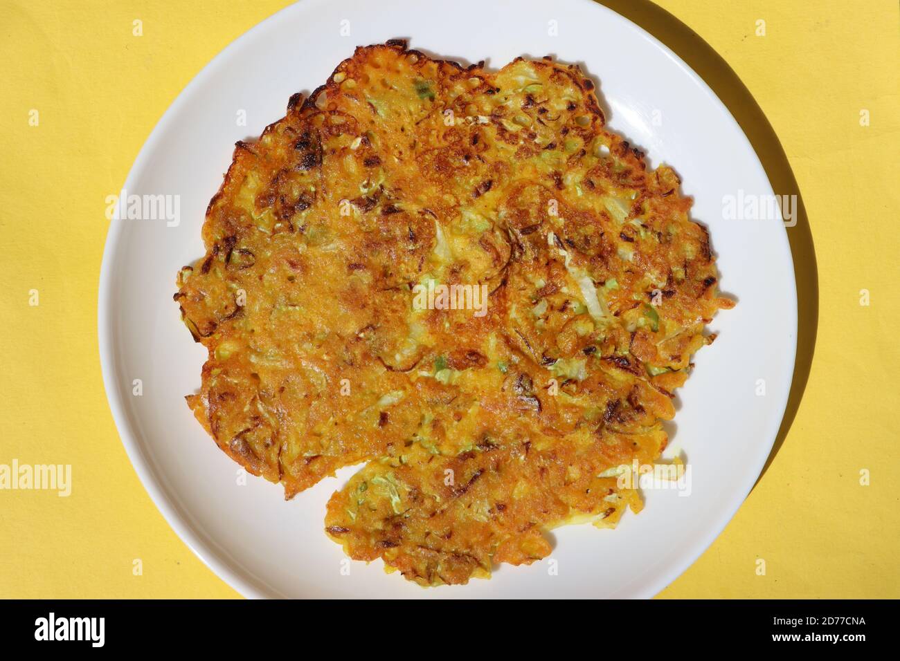 Gemüsekohlpfannkuchen, patta gobi ka cheela, indische Küche Stockfoto
