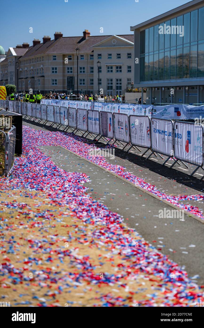 Llandudno Promenade übersät mit patriotischen roten, weißen und blauen Konfetti am Tag der Streitkräfte Stockfoto