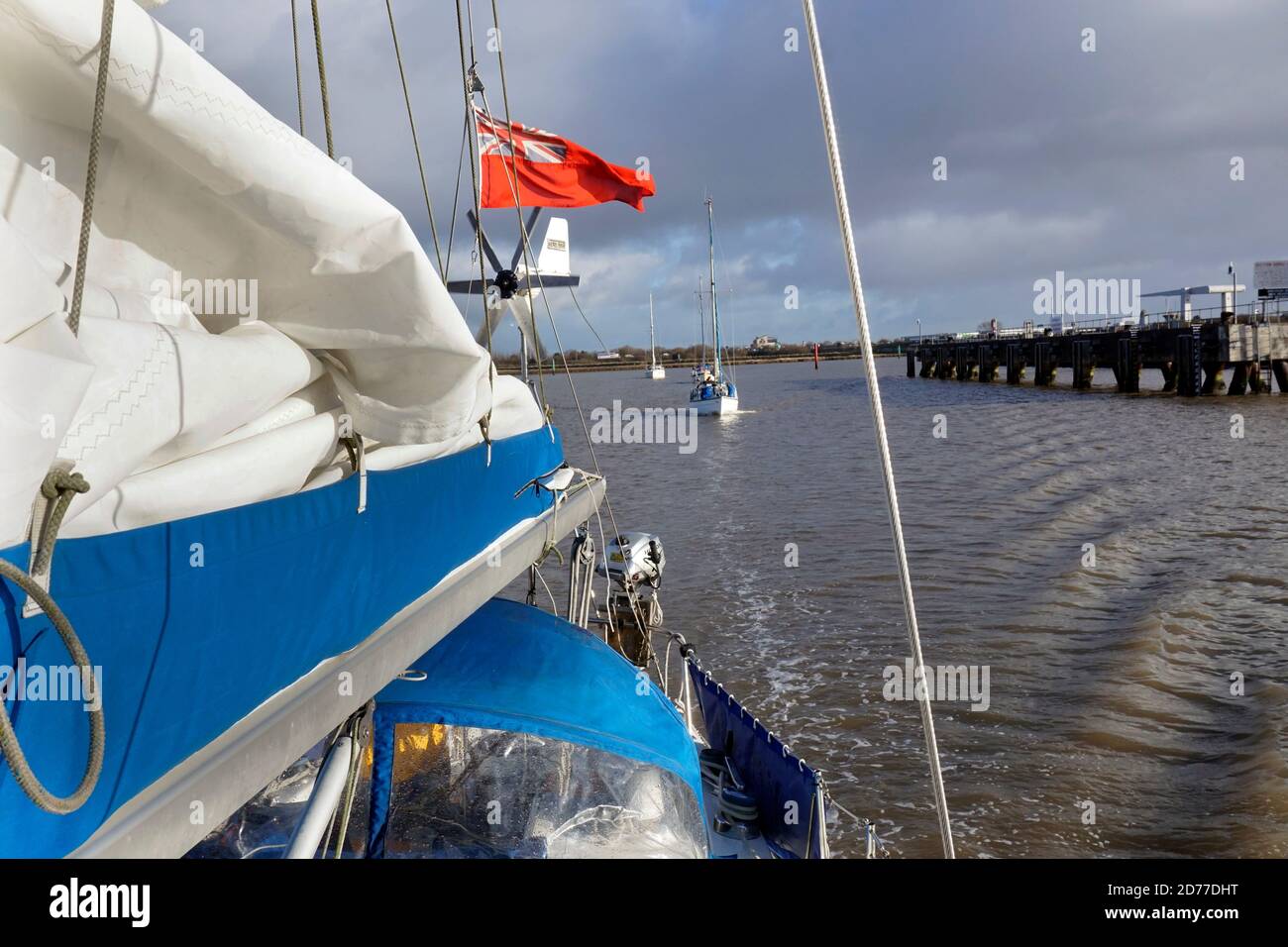 Segelboote fahren in norfolk Broads über Breydon Wasser norfolk Stockfoto