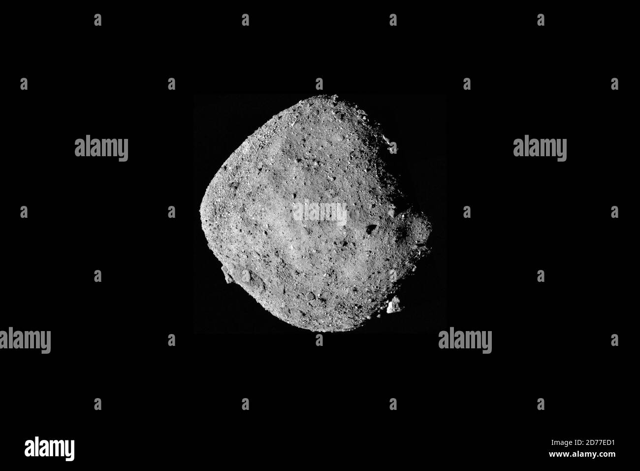 ASTEROID BENNU - 02. Dezember 2018 - EIN Mosaikbild des Asteroiden Bennu ist verfügbar, das aus 12 PolyCam-Bildern besteht, die am 2. Dezember vom OSIRIS-Rex gesammelt wurden Stockfoto