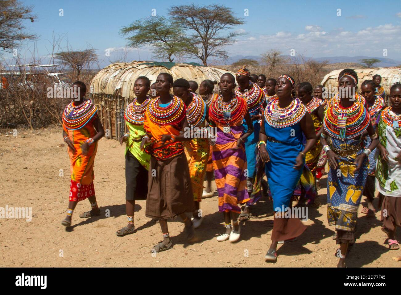 Mitglieder des Stammes der Samburu in einem traditionellen Tanz, Kenia. Die Samburu sind ein nilotisches Volk aus Nord-Zentral-Kenia. Samburu sind semi-nomadische Pastoral Stockfoto