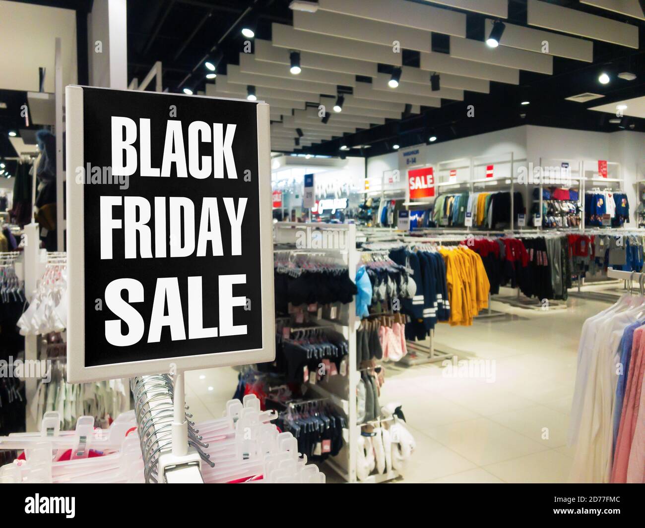 Angebot „Black Friday“. Black Stand Rabatt Preis im Shop. Saisonverkauf, Shopping und Ladenkonzept. Stockfoto