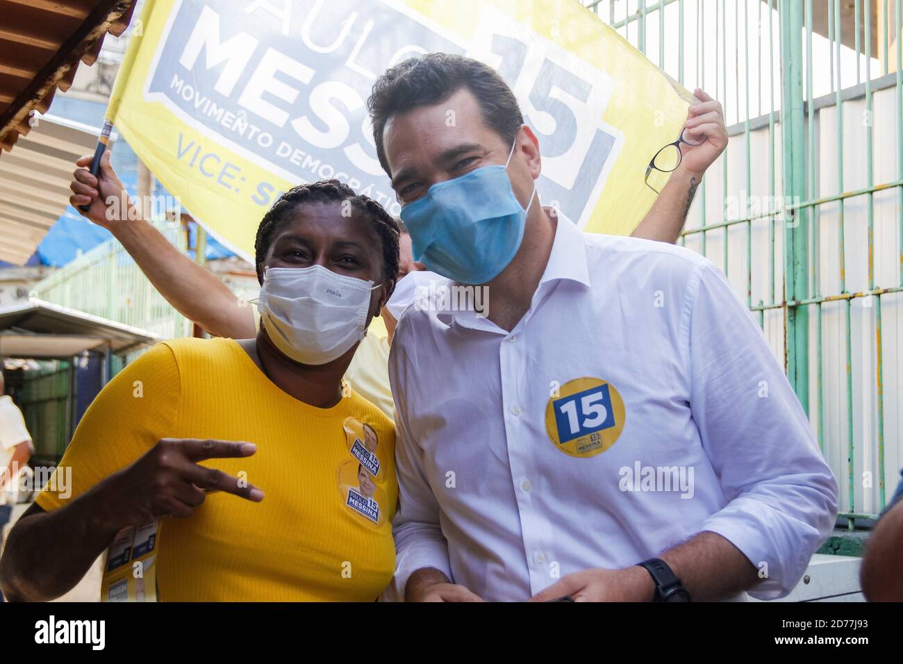 RIO DE JANEIRO, RJ - 21.10.2020: PAULO MESSINA FAZ PANFLETAGEM NA PAVUNA - der Kandidat für Bürgermeister von Rio de Janeiro Paulo Messina und seine Kandidatin für Vizebürgermeisterin Sheila Barbosa, beide aus der MDB, machen heute Morgen (21) Flugblätter im Viertel Pavuna. (Foto: Lorando Labbe/Fotoarena) Stockfoto