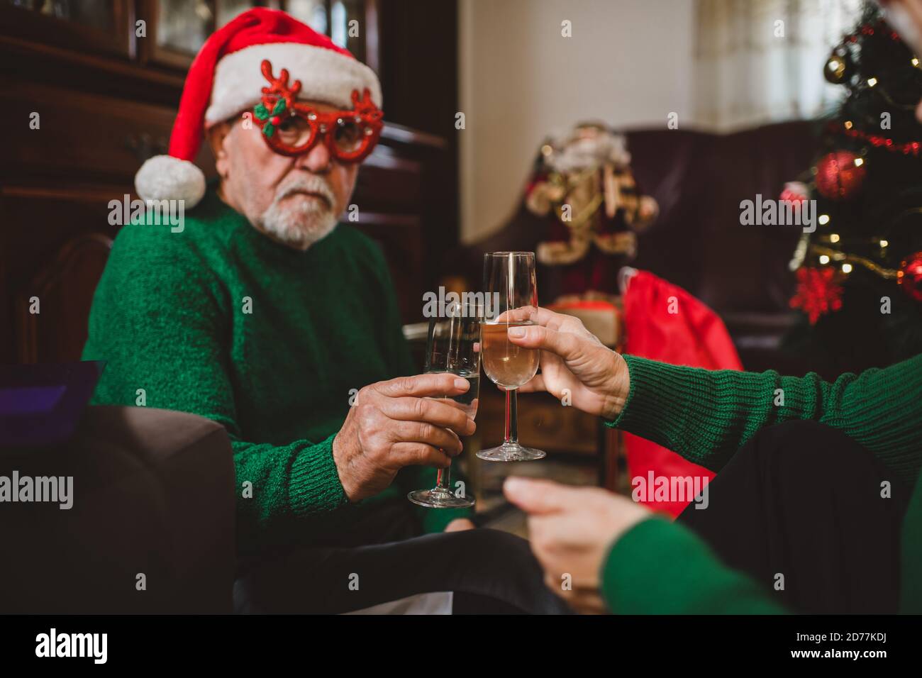 Seniorenpaar zu Hause mit einer Weihnachtsfeier auf einem Videoanruf Stockfoto