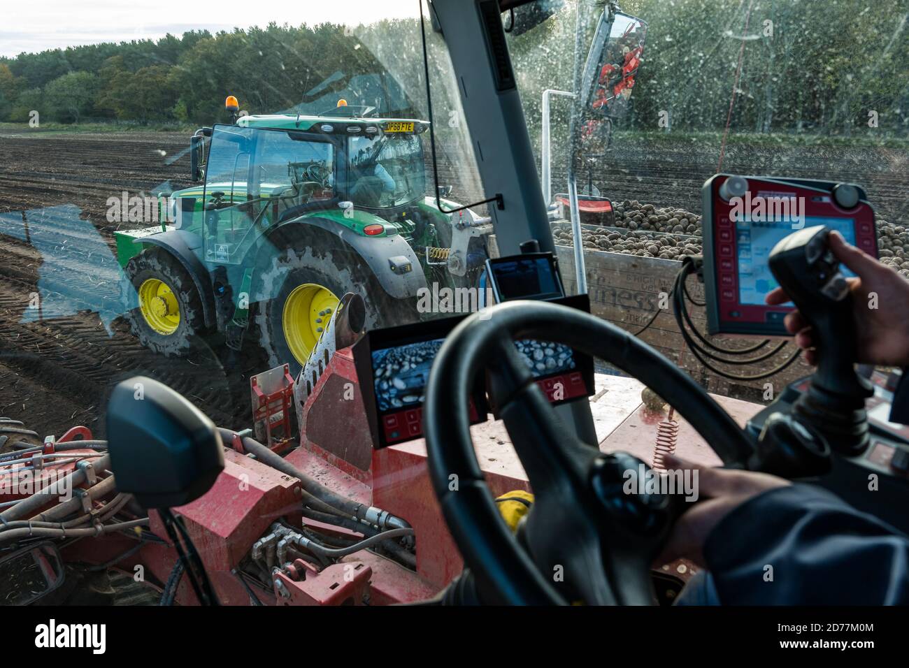 Luffness Mains Farm, East Lothian, Schottland, Großbritannien, 21. Oktober 2020. Letzte Kartoffelernte: Mit 100mm Regen fallen vor kurzem, eine selbstfahrende Kartoffelernter wird für über £300 pro Stunde gemietet, um die schlammigen Bedingungen zu bewältigen. Die Ernte würde normalerweise bis zum 15. Abgeschlossen sein. Das letzte Feld des Hofes wird bis Freitag mit 10 Hektar mit hochwertigen Maris Piper Kartoffeln geerntet werden. Die Kosten für die Miete überwiegen den Gewinn und ein Großteil der Kartoffelnachfrage trocknete während der Schließung mit Catering-Filialen geschlossen. Bild: In der Kabine des Harvesters Stockfoto