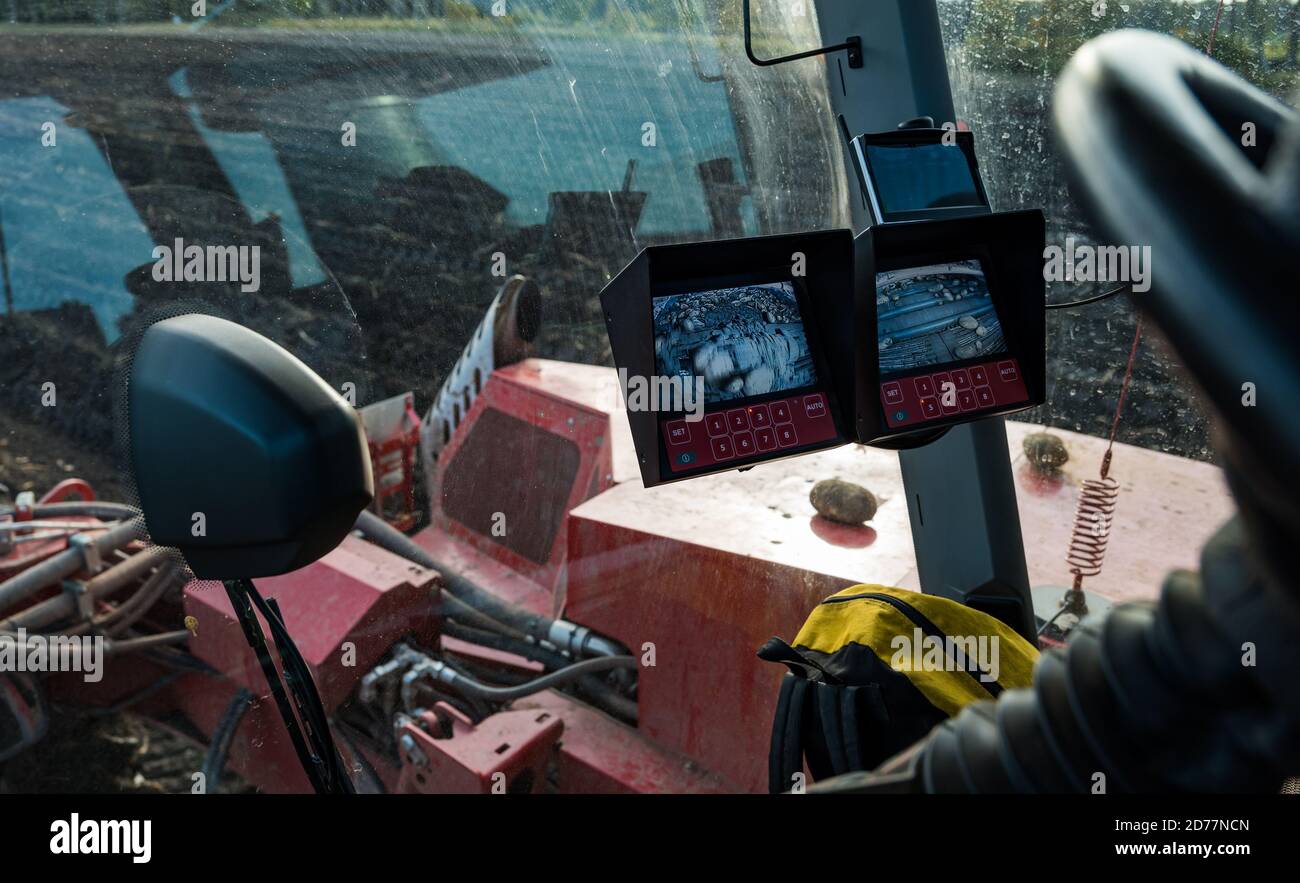Luffness Mains Farm, East Lothian, Schottland, Großbritannien, 21. Oktober 2020. Letzte Kartoffelernte: Mit 100mm Regen fallen vor kurzem, eine selbstfahrende Kartoffelernter wird für über £300 pro Stunde gemietet, um die schlammigen Bedingungen zu bewältigen. Die Ernte würde normalerweise bis zum 15. Abgeschlossen sein. Das letzte Feld des Hofes wird bis Freitag mit 10 Hektar mit hochwertigen Maris Piper Kartoffeln geerntet werden. Die Kosten für die Miete überwiegen den Gewinn und ein Großteil der Kartoffelnachfrage trocknete während der Schließung mit Catering-Filialen geschlossen. Bild: In der Kabine des Harvesters Stockfoto
