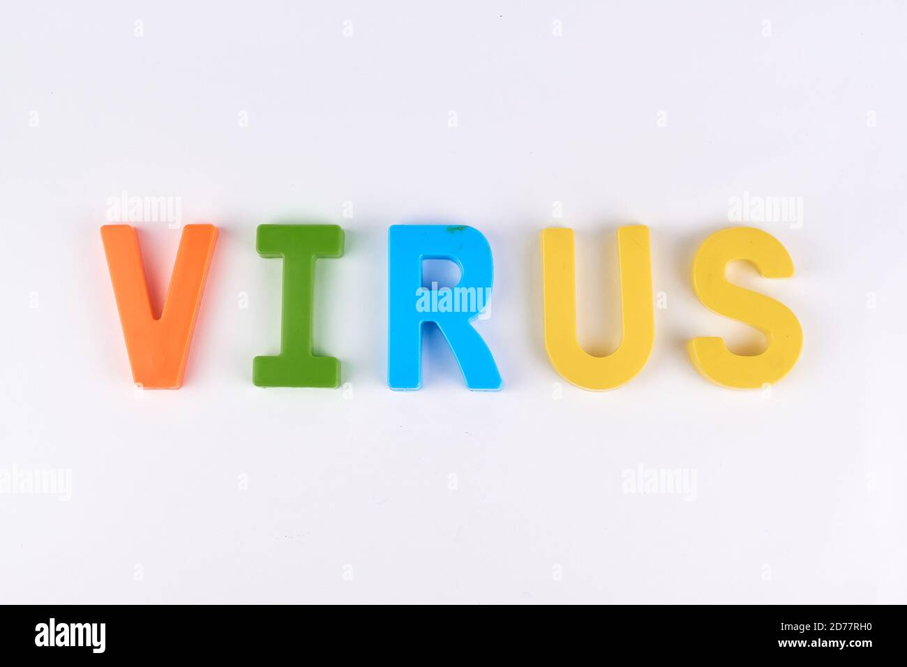 Virus farbige Zeichen Wort mit Alphabet auf weißem Hintergrund Stockfoto