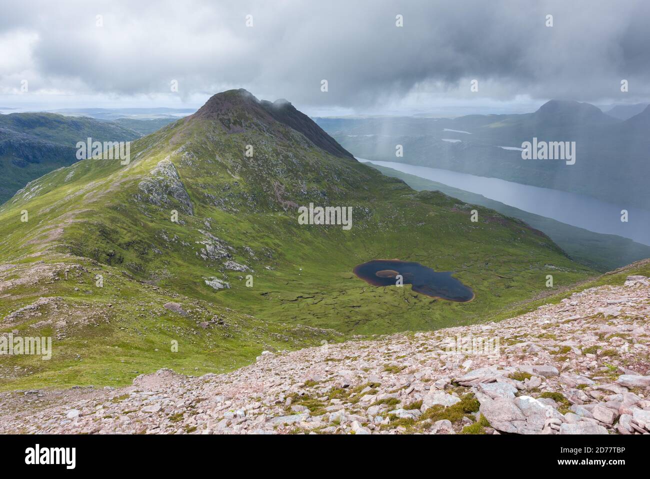 Beinn Dearg Bheag und Loch toll an Lochain mit Loch na Sealga auf der Rückseite, Fisherfield Forest, Wester Ross, Schottland Stockfoto