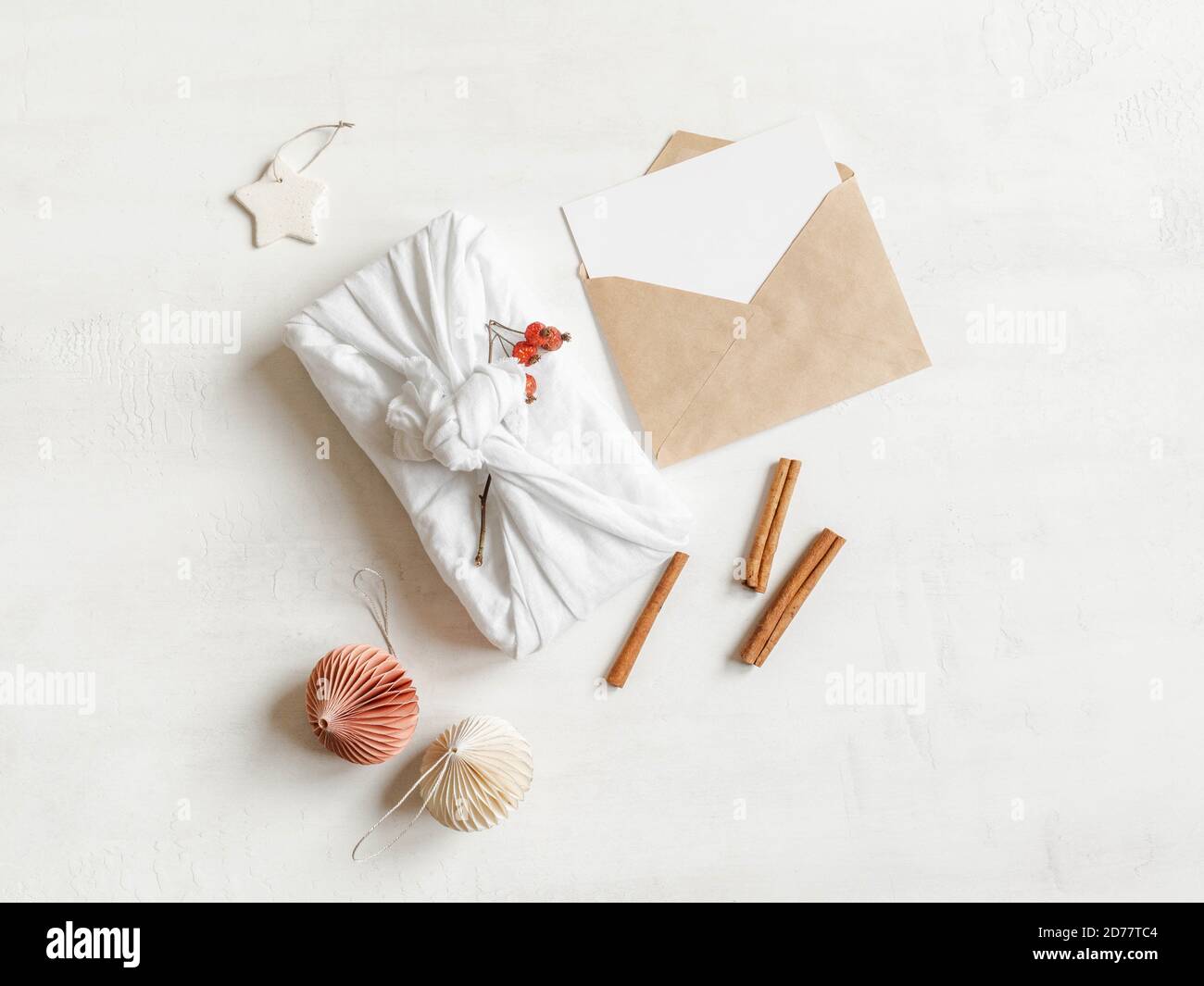 Umweltfreundliche Stoff wiederverwendbare Geschenk Nture Zweig und Handwerk Umschlag auf weißem Hintergrund. Weihnachten wiederverwendbare nachhaltige Geschenkverpackung Alternative. Null Stockfoto