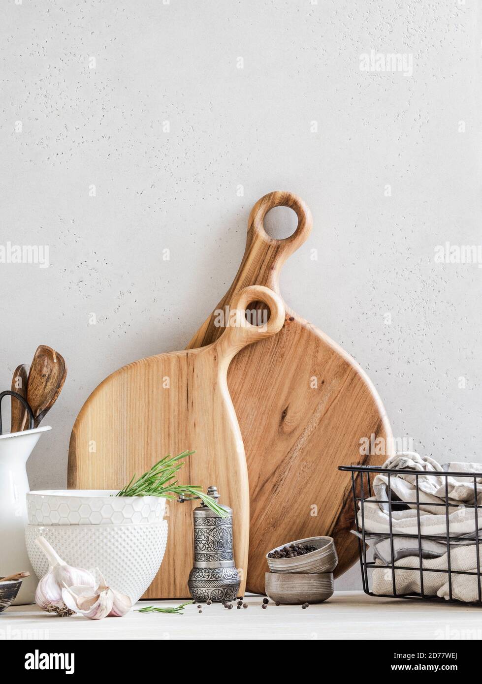 Set von Geschirr und Küchenutensilien Hintergrund, Wohnküche Dekor Konzept, Vorderansicht, Copy Space Stockfoto