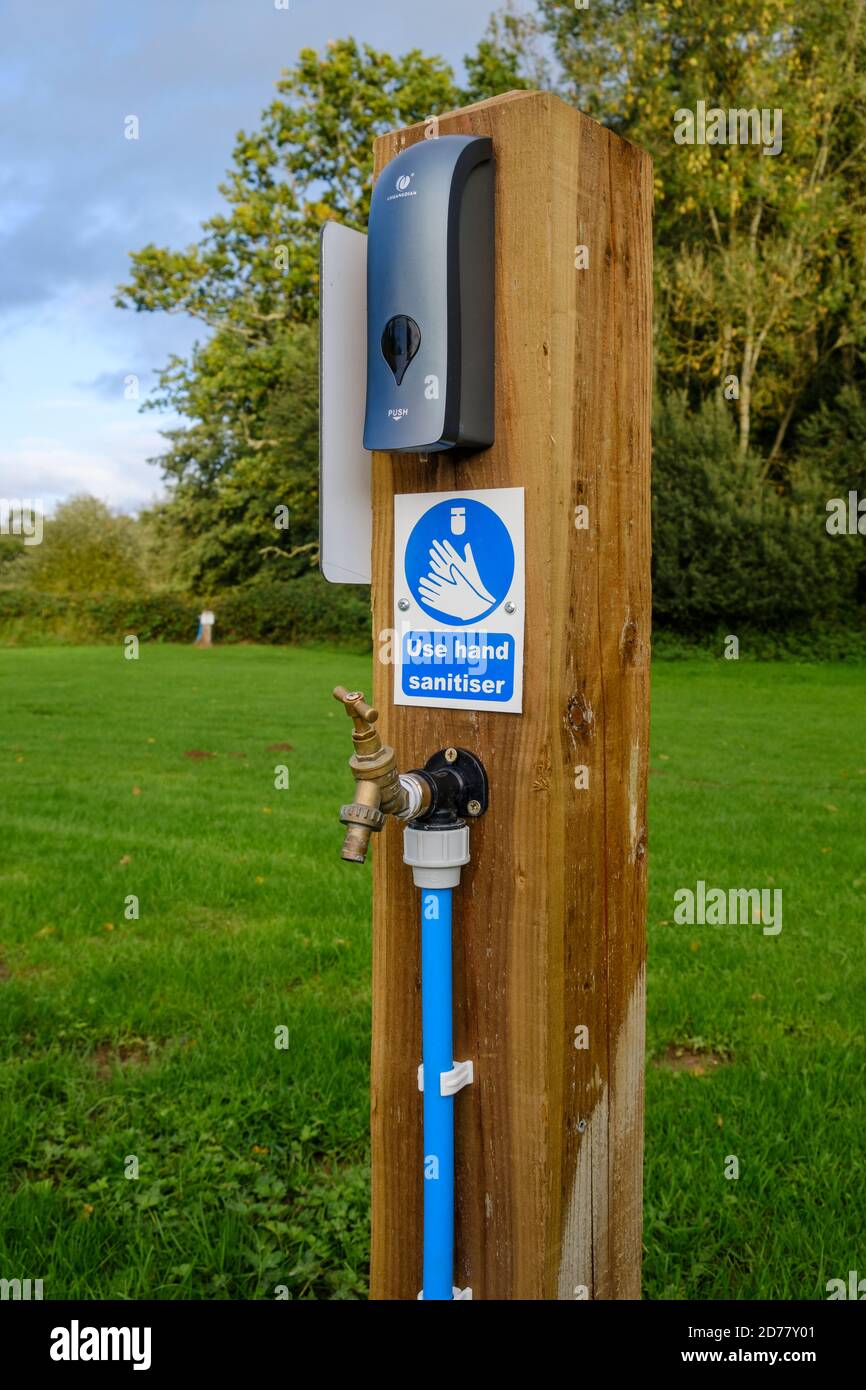 Händedesinfektionsbehälter an einem Wasserhahn des Campingplatzes während der Pandemie Covid-19, Ampfield, Hampshire, 2020 Stockfoto