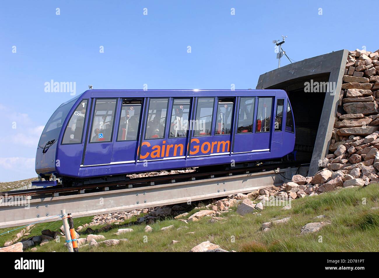 Die Cairngorm Funicular Railway wird im Sommer von Touristen besucht und im Winter von Wintersportlern genutzt. Stockfoto